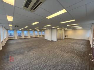 Dit uitstekend gelegen kantoor van<strong> 512 m²</strong> is te huur langs de bedrijvige Martelaarslaan (R40), de kleine ring van Gent. De Martelaarslaan is een drukke verkeersader die een vlotte verbinding biedt naar de autosnelwegen <strong>E40 </strong>en <strong>E17</strong>. Bovendien is het kantoor ook uitstekend bereikbaar met het openbaar vervoer en voor fietsers is er een goede infrastructuur.<br /><br />Het lichtrijke kantoor maakt deel uit van het kwalitatieve kantoorgebouw "Lieven Bauwens Building", dat bekend staat om zijn moderne uitstraling en hoogwaardige afwerking. Het kantoor bevindt zich op de tweede verdieping en is voorzien van een lift. Daarnaast beschikt het gebouw over camerabewaking, sanitair en verlichting en een buitenplaats waar je kunt eten of een korte pauze kunt nemen. Tevens zijn er ruime parkeermogelijkheden nabij het gebouw.<br /><br />Het kantoor is onmiddellijk beschikbaar. Neem voor bijkomende inlichtingen, plannen of een vrijblijvend plaatsbezoek contact op met <strong>PANORAMA B2B GENT KANTOREN</strong> op het nummer <strong>04 77 44 39 30</strong>.