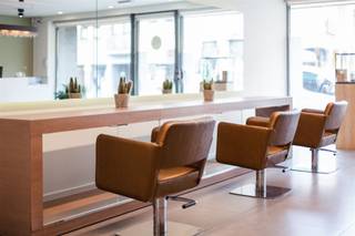 <p><span>Joli local commercial, actuellement aménagé en salon de coiffure, idéalement situé dans un quartier commerçant de premier choix, en plein centre de Putte.</span></p><p><span> </span></p><p><span>Ce bâtiment récent a été construit en 2013-2014 et a été aménagé avec des matériaux de très haute qualité. Grâce à sa surface utile spacieuse, ce local commercial offre de nombreuses possibilités. De grandes baies vitrées, tant à l'avant qu'à l'arrière, assurent une excellente luminosité. Le local commercial a une superficie de</span><span> XXX</span><span> </span><span>m² et dispose, en plus de l'espace de vente, d'un débarras pratique avec kitchenette et de toilettes pour les clients. À l'arrière, vous pourrez profiter de l'extérieur sur la terrasse orientée sud avec un petit jardin.</span></p><p><span> </span></p><p><span> </span></p><p><span>Une place de parking souterraine peut être achetée en supplément si vous le souhaitez.</span></p><p><span> </span></p><p><span>Venez découvrir les atouts de ce bien sur place et prenez rendez-vous : 015/755 444 ou <span>info@immovercammen.be</span></span></p><p><span>Disponible à partir d'octobre 2026.</span></p><p><span> </span></p>