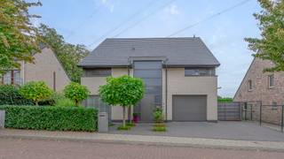 <strong>Prachtig en uiterst luxueuze villa gebouwd in 2007.</strong><br />Gelegen in een doodlopend straatje in het groene Bekkerzeel.<br /><br />Ontdek deze uitzonderlijk verzorgde en instapklare villa met vele snufjes en een hoog wooncomfort.<br /><br /><span>De voorbije jaren werd de woning met zorg en oog voor kwaliteit vernieuwd, met onder meer een stijlvolle keuken, energiezuinige airco-installaties, op maat gemaakte kasten, zonnepanelen en meer.<br /></span><br /><span>De elegante inkomhal met glazen deur en afzonderlijk toilet leidt naar de lichtrijke leefruimte of naar de inpandige garage, waar een handige vestiaire, extra opbergkasten en een volledig ingerichte wasruimte zorgen voor optimaal comfort.</span><br /><br /><span>De royale leefruimte (ca. 62 m²) straalt warmte en comfort uit dankzij de sfeervolle inbouwgashaard met stijlvolle maatkasten en biedt alle ruimte voor een ruim salon, een eetplaats en zelfs een aparte praktische bureauhoek. Vanuit de leefruimte heeft u toegang tot het prachtige, overdekte en afsluitbare terras, evenals tot de half-open, volledig uitgeruste keuken met een aangename ontbijt- of eethoek<br /><br />Deze stijlvolle en ruime keuken straalt klasse uit en werd met oog voor detail en kwaliteit ingericht. De hoogwaardige AEG-apparatuur omvat onder meer een stoomoven, combi-oven, ingebouwde koffiemachine, wijnkoeler, warmhoudlade, vaatwasser, ruime koelkast en diepvriezer — alles voor een culinaire beleving op topniveau!<br /><br />Zowel vanuit de leefruimte, het overdekt terras en de leefkeuken is de aangelegde tuin met lounge en tuinhuis te bewonderen.<br /><br />Op de eerste verdieping leidt de ruime hal naar een luxueuze masterbedroom met ingebouwde dressing en handige linnenkoker naar de wasruimte, een apart toilet, een ruime badkamer met ligbad, dubbele wastafel en inloopdouche, een tweede zéér ruime slaapkamer met eigen douchekamer en een derde slaapkamer.<br /><br />Deze verdieping beschikt ook over een praktische bergruimte met vaste trap naar de zolderverdieping, waar een ruime vierde slaapkamer kan worden ingericht, naast een volledig uitgeruste technische ruimte met Viessmann CV-ketel en waterbuffer<br /><br />Dankzij haar degelijke bouw in 2007 en gunstige aanpassingen sindsdien is deze eigendom volledig instapklaar.<br /><br />We ontvangen u graag voor een bezoek ter plaatse na afspraak via aurelie.defloo@living-stone.be en/of 02 466 05 75.<br /><br />EPC 98 kWh/m² jaar<br />Klasse A</span>