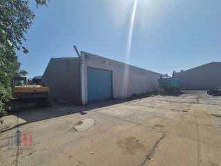 Fantastisch gelegen magazijnruimte met een oppervlakte van 1.080 m² en ruime parkeergelegenheid te huur in Staden. Het geïsoleerd magazijn met...