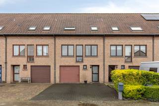Welkom in dit verrassende huis dat we te koop aanbieden in een rustige wijk in Merksem. Dankzij de split-level indeling geniet u van een unieke architectuur en maximale ruimte op een bewoonbare oppervlakte van ca.188 vierkante meter.De indeling van dit huis te koop in Merksem is als volgt:- Gelijkvloers: Inkomhal met gastentoilet, inpandige garage en berging.- Leefruimte: Lichtrijke woonkamer die aansluit op de vernieuwde keuken.- Slaapgedeelte: Drie ruime slaapkamers met potentieel voor een vierde kamer en een moderne badkamer.- Zolder: Volledig afgewerkte zolderkamer met vaste trap.- Tuin: Een zonnige, oostelijk georiënteerde tuin.Bijzonderheden:- Energiezuinig met EPC label B- Condensatieketel 2016- Dakisolatie aanwezig- Hoogrendementsbeglazing- Top-ligging- Mogelijkheid tot het maken van 4 slaapkamersDit stukje vastgoed is technisch uitstekend onderhouden. Het aanbod aan kwalitatief vastgoed in deze buurt is schaars. Grijp uw kans om dit instapklare huis in Merksem te kopen op een absolute toplocatie nabij het centrum.Had u graag een gratis schatting van uw eigendom? Bel ons voor een vrijblijvend gesprek op 03/666.66.66 of mail naar yannick.schnorbusch@dewaele.comBestuursmaatregelen in het maatregelenregister: nee