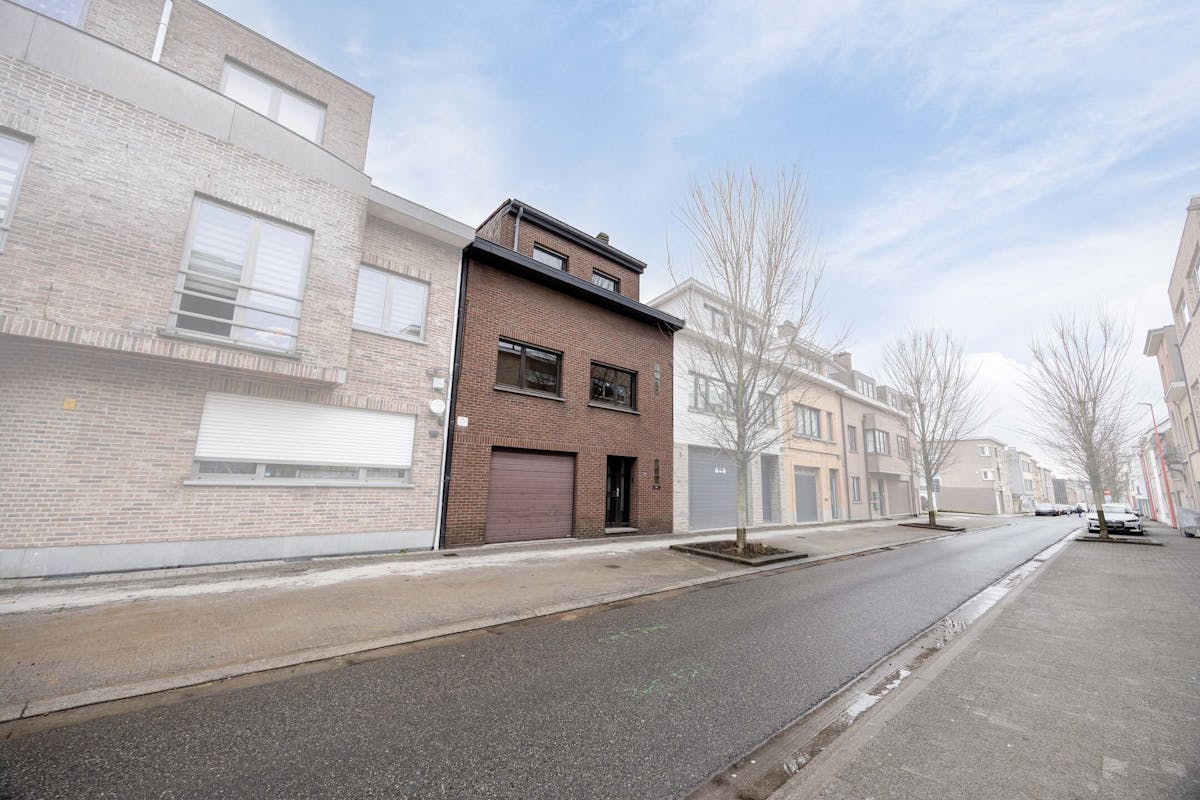 Op te frissen gezinswoning met inpandige garage en tuin op toplocatie in Strombeek! - foto 1