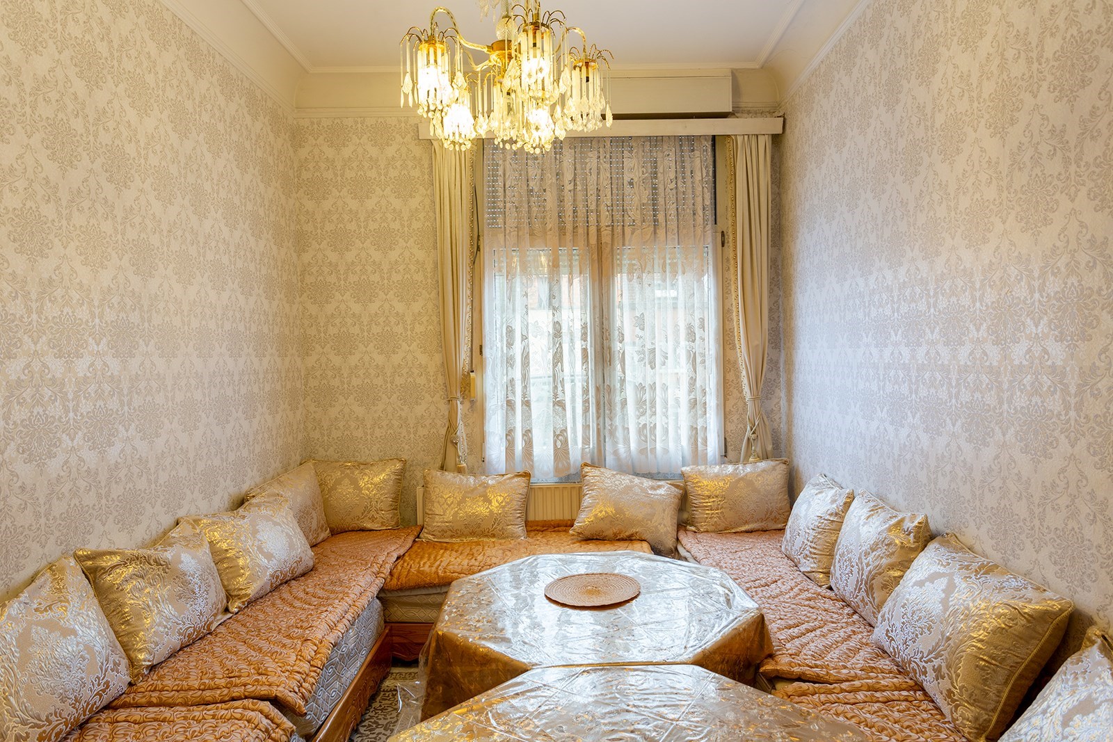 Op te frissen ruime woning met 7 slpk,3 badkamers,terras en garage - foto 4