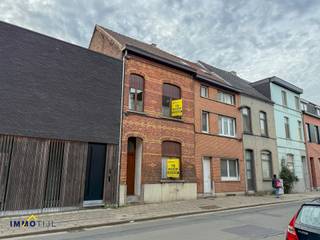 Ruime woning met 3 slaapkamers te centrum Aalst!<br /><br />De woning beschikt bij het binnenkomen over een inkomhal met toegang tot de kelder en de ruime leefruimte met open keuken. <br />Achteraan de woning bevindt zich een berging met apart toilet en toegang tot de terrastuin.<br /><br />Op de eerste verdieping bevinden zich twee ruime slaapkamers en de badkamer (dubbel lavabomeubel, inloopdouche en toilet). Op de tweede verdieping bevindt zich de ruime zolderverdieping, goed als 3de slaapkamer of master bedroom.<br /><br />De verwarming is aan de hand van centrale verwarming op aardgas.<br />Goed gelegen, nabij stadspark en aan belangrijke invalswegen.<br /><br />Voor meer info en/of een bezoek, contacteer ons via steffen@immotijl.be of 053 42 46 99.