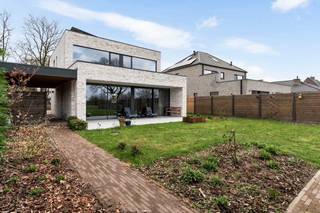 Prachtige energiezuinige nieuwbouwvilla (2024), perfect afgewerkt, dicht bij het dorpscentrum en rustig gelegen, met een weids zicht over...