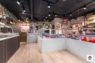 TOPingerichte, instapklare woning met handelsruimte op 1.150 m² in centrum Aarsele! Ligging: Commerciële ligging in het centrum van Aarsele, op...