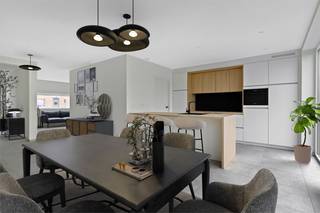 Energieneutrale nieuwbouwwoning op een TOP locatie !!Indeling : Inkomhal , apart toilet , zithoek , eetkamer met prachtige open keuken , beging /...