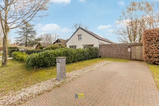 Deze ruime en lichtrijke woning verwelkomt u via een inkomhal met apart toilet, lavabo en vestiaire. Daarnaast beschikt de woning over een...