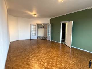 <p>Dit 3 slaapkamerappartement bevindt zich op de 5de verdieping van dit standingvolle gebouw in een van de mooiste wijken van Antwerpen. <br />Met zijn knappe leefruimte op blokparket, zijn zuid-west georiënteerde terras, en ruime slaapkamers heeft dit appartement meer dan voldoende troeven.<br /><br />GA NAAR WWW.DEBOERENPARTNERS.BE OM RECHTSTREEKS UW ONLINE AFSPRAAK IN TE PLANNEN<br /><br />Indeling: <br /><br />- Inkomhal <br />- Ruime leefruimte met terras<br />- lichte keuken<br />- Toegang tot de eerste slaapkamer (10m²) <br />- Gastentoilet<br />- Aan de achterkant bevinden zich nog twee ruime slaapkamers (16m² en 13m²) <br />- Een ruime badkamer.<br /><br />Bijzonderheden: <br />- Onmiddellijk beschikbaar<br />- AK: 250 euro per maand.(inclusief water en verwarming)<br /><br />GA NAAR WWW.DEBOERENPARTNERS.BE OM RECHTSTREEKS UW ONLINE AFSPRAAK IN TE PLANNEN</p>