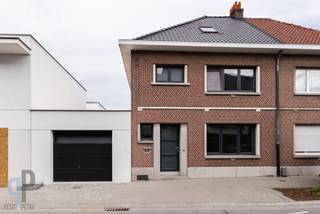 Te centrum Sint-Lievens-Houtem vinden we deze quasi totaal gerenoveerde woning, afgewerkt met oog voor detail en met gebruik van hoogwaardige materialen. Deze woning omvat een inkomhall, grote en lichtrijke leefruimte en een eetplaats met geïntegreerde topkeuken! Verder is er een gastentoilet, een badkamer met douche en wasmeubel en een wasplaats. Achteraan vinden we een ruime plaats, ideaal geschikt als bureau of kantoor, mede door zijn toegankelijkheid via een doorgang langs de Doelstraat. Op het verdiep treffen we 2 grote slaapkamers en een luxe tweede badkamer. Verder is er een handige dressing, langs waar we via een vaste trap de volledig ingerichte zolderruimte bereiken. Hier zijn nog 2 ruime kamers voorzien. De woning heeft eveneens een droge provisiekelder. Langs een schuifraam vanuit de keuken/eetplaats komen we op een aangelegd zonneterras en buitenruimte. De garage naast de woning is splinternieuw aangebouwd, met eveneens hoogwaardige materialen en geeft u de luxe om de wagen(s), fietsen en materiaal allerhande veilig en droog te stockeren! De zijgevel aan tuin en terras dient nog afgewerkt te worden, hiervoor beschikken we reeds over een offerte, die kan worden ingekeken bij een bezoek ter plaatse. Absolute topper! Voor meer inlichtingen of een bezoek, contacteer Veronique 0483/676579