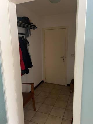 <p>De wijk Koekoek staat bekend om haar rustige en aangename ligging, terwijl u toch overal dichtbij bent. Bovendien bevindt het appartement zich in een aangename woonomgeving.<br /><br />De inkomhal op het gelijkvloers geeft toegang tot het appartement op de eerste verdieping via de trap of de lift.<br />Bij het betreden van het appartement komt u terecht in een inkomhal, waar er voldoende ruimte is voor een vestiaire . Van hieruit bereikt u de ruime en lichtrijke leefruimte.<br />Aansluitend bevindt zich de geïnstalleerde keuken, die praktisch is ingericht en beschikt over aansluitingen voor een wasmachine, droogkast en vaatwasser.<br />Achteraan het appartement bevindt zich een nachthal die toegang biedt tot het aparte toilet, twee slaapkamers en de badkamer. De badkamer is uitgerust met een dubbele lavabo en een ligbad met douchecombinatie.<br /><br />Belangrijke informatie:<br />-inpandige garage mee aan te huren voor 75 euro per maand.<br />-Maandelijkse kosten: 50 euro per maand voor, onderhoud, lift, syndicus,...<br />-verwarming op elektriciteit <br /><br />EPC: B - 198 kWH/M²/JAAR Huurwaarborg: 3 maanden via Korfine - Plaatsbeschrijving intrede: 225 euro incl. BTW per partij</p>