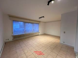 Dit appartement is gelegen tussen het centrum van Oostkamp en de Nieuwenhove wijk. Vlak voor het appartement vinden we een bushalte met...