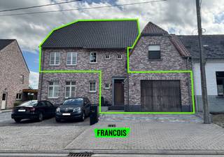 Op een vlot bereikbare locatie in Zwalm bevindt zich dit ruime en uitstekend onderhouden triplex appartement, waar u geniet van het comfort van een woning gecombineerd met de voordelen van een appartement. Dankzij de praktische indeling, de inpandige garage, het zonnige terras en de energiezuinige voorzieningen is dit een ideale woonst voor gezinnen of koppels die op zoek zijn naar ruimte en comfort.<br /><br />Het appartement start op het gelijkvloers, waar zich de inkomhal bevindt. Daarnaast beschikt u hier over een praktische berging en een inpandige garage, wat zorgt voor extra comfort en voldoende opslagmogelijkheden.<br /><br />Op de eerste verdieping bevindt zich de lichtrijke leefruimte met aansluitende keuken. Dankzij de grote raampartijen geniet u hier van een aangename lichtinval gedurende de hele dag. Vanuit de leefruimte heeft u rechtstreeks toegang tot het ruime zuidgerichte terras, waar u optimaal van de zon kan genieten. Bovendien werd het terras voorzien van een zonneluifel, zodat ook op warme dagen een aangename buitenruimte gegarandeerd blijft. Op deze verdieping bevinden zich eveneens een afzonderlijke berging en een gastentoilet.<br /><br />De tweede verdieping omvat drie volwaardige slaapkamers en een badkamer, waardoor het appartement perfect geschikt is voor gezinnen of thuiswerkers die nood hebben aan extra ruimte. Als bijkomende troef beschikt het appartement nog over een zolder, ideaal voor extra stockage.<br /><br />Ook op technisch vlak scoort deze eigendom uitstekend. Zo beschikt het appartement over een gunstig EPC-label A, zonnepanelen, een waterverzachter en automatische rolluiken, wat resulteert in een hoog wooncomfort en een energiezuinig verbruik.<br /><br />Het appartement is onmiddellijk beschikbaar. Heeft u interesse in dit ruime en energiezuinige triplex appartement in Zwalm? Dien dan eenvoudig uw bezoekaanvraag in via de website van Immo Francois. Wij nemen graag contact met u op om een bezoekmoment in te plannen.<br /><br />