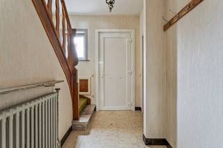 Na renovatie wordt dit opnieuw een pareltje...<br /><br />We komen de woning binnen via de inkomhal, die ons rechtstreeks leidt naar de heuse leefruimte met naastliggende keukenruimte en achterliggende grote veranda. Deze veranda is 's zomers een extra leefruimte en zorgt voor een nauw contact met de tuin.<br />Naast de keuken is er een grote garage met wasplaats, apart toilet en doucheruimte.<br />Vanuit de garage is er rechtstreeks ook toegang tot de veranda via een dubbele deur, zodat grote tuinwerken eenvoudigweg door de garage heen kunnen gebeuren. <br />De enorme breedte van de woning vertaalt zich op de eerste verdieping naar 4 danszalen van slaapkamers en een te renoveren badkamer. <br />Ook de zolderverdieping profiteert mee van de extra breedte van deze woning, waardoor deze ruimte geschikt is om in extra woonruimtes te verdelen.<br />De achterliggende tuin is momenteel opgedeeld in een gazon en moestuin. <br />Er is eveneens een droge kelder aanwezig.<br /><br />Er is reeds CV aanwezig op gas, maar mits wat extra renovaties is deze woning een topper in Aalbeke!<br /><br />De woning is gelegen op de verbinding Aalbeke/Lauwe met in de nabijheid enkele buurtwinkels. Er is tevens een goede verbinding naar Kortrijk.