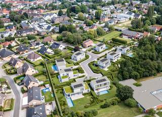 Deze stijlvolle villa in het Seminariehof werd ontworpen met oog voor ruimte, comfort en verfijning. De woning combineert een strakke architectuur met moderne technieken die bijdragen aan een duurzame en energiezuinige levensstijl. Zo bereik je dankzij de warmtepomp, vloerverwarming en zonnepanelen een uitstekend E-peil van E20.
De open leefruimte met eetkamer en salon vloeit naadloos over in de keuken, die je volledig volgens jouw eigen smaak kan afwerken. Op het gelijkvloers bevindt zich tevens een slaapkamer met inloopdouche en een ruime berging, wat zorgt voor extra comfort en praktische opbergruimte. Op de bovenverdieping vind je maar liefst 3 volwaardige slaapkamers en twee badkamers, ideaal voor grotere gezinnen of wie gewoon graag wat extra ruimte heeft. Het perceel van 988 m² garandeert een ruime, groene tuin met optimale privacy. Dankzij de grote glaspartijen geniet je binnen van een overvloed aan natuurlijk licht en een directe connectie met de buitenomgeving. De tuin is bovendien zuid gericht, ideaal om de hele dag van de zon te genieten.
Als koper geniet je bovendien van volledige inspraak in de afwerking van keuken, badkamers, vloeren en binnendeuren, zodat je deze woning volledig kan laten aansluiten bij jouw persoonlijke stijl.
Benieuwd naar deze unieke woning in Rumbeke? Neem gerust contact met ons op en ontdek alle mogelijkheden.