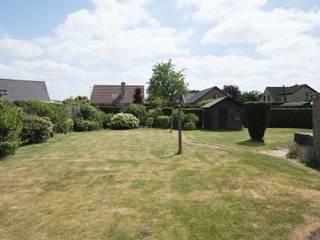 Deze solide jaren '60-woning ademt karakter en biedt een zee aan ruimte en potentieel.Gelegen op een royaal perceel, meer naar achter op het perceel...