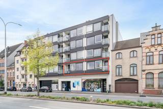 In een verzorgd en recent gemoderniseerd gebouw bevindt zich dit stijlvol en tot in de puntjes afgewerkt appartement, waar luxe en comfort...