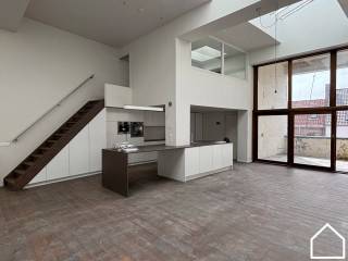 Deze duplex loft bevindt zich op de tweede en derde verdieping van Residentie Melrose Place en heeft een totaal oppervlakte van 244,27 m² met daarbij een zuid-oost gericht terras van 22,34 m². De loft beschikt over 1-2 slaapkamers.<br /><br />Residentie MELROSE PLACE, een exclusief project op een zéér centrale ligging.<br /><br />Een project binnen in karaktervolle gebouwen in hartje Ieper. Het beperkt aantal wooneenheden zorgt voor<br />een leefbare residentie.<br /><br />Residentie MELROSE PLACE omvat 6 ruime appartementen met 1 of 2 slaapkamers en één studio op de<br />gelijkvloerse verdieping bij fase 1 (Rijselstraat). In een latere fase van dit project (Merghelynckstraat) worden er<br />1duplex-appartement , 4 lofts en 1 bestaande loft gerealiseerd.<br /><br />Verder is er ook een mogelijkheid tot aankopen van autostaanplaats en/of garage.<br /><br />Bij het ontwerp werd gekozen om exclusieve en betaalbare appartementen te ontwikkelen.<br /><br />Ook de ligging van residentie MELROSE PLACE is één van de grote pluspunten, de residentie is gelegen in<br />het hart van de stad, waar alle voorzieningen (bakkerij, slagerij, apotheek,…) na bij zijn. Er is ook een vlotte<br />verbinding met de Noorderring die u vlot tot de oprit van de A19 brengt.<br />