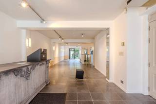 Charmant gelijkvloers handelspand / kantoor van 133m² met kelder en prachtige tuin met aangelegd terras in het centrum van Nijlen.Indeling: vooraan 3...