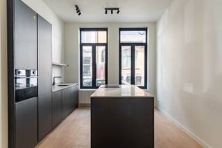 Locatie:<br />Dit luxueus gerenoveerde appartement aan de Terlinckstraat geniet van een uitstekende ligging in Oud Berchem (binnen de Singel). Dankzij de nabijheid van winkels, leuke horeca-zaken, openbaar vervoer alsook op-en afritten is dit een bijzonder centrale en aantrekkelijke woonlocatie.<br /><br />Beschrijving<br />Gelegen op de gelijkvloerse verdieping van een prachtig en karaktervol pand, geniet dit 100% instapklaar appartement van een aangename lichtinval en een modern karakter. Bij het binnenkomen komt u terecht in de lichtrijke leefruimte met hoge plafonds, waar voldoende plaats is voorzien voor zowel een zithoek , gezellige eethoek en zelfs voldoende ruimte voor een thuiswerkplek. De knappe en volledig ingerichte keuken, voorzien van een natuursteen werkblad, biedt dankzij zijn eiland een leuke plek om aan te zitten. Aan de achterzijde van het gebouw vinden we de toegang tot een zalige buitenruimte van circa 15m², een oase van rust, die verder naar eigen smaak kan ingericht worden. Via de nachthal bereikt u een afzonderlijk gastentoilet, de praktische wasberging en vervolgens het slaapgedeelte met een mooie badkamer met douche en lavabomeubel. Hiernaast vinden we de slaapkamer die eveneens aan de achterzijde gelegen is. Een privatieve kelderberging vervolledigt het geheel.<br /><br />Belangrijkste kenmerken:<br />- Totaalrenovatie met hoogwaardige afwerking<br />- Alle meters individueel<br />- Privatieve kelderberging<br />- Energiezuinig (EPC-label B)<br />- Elektrische installatie conform<br />- Asbestveilig<br />- Gebouw met 4 appartementen, zonder lift, lage maandelijkse kosten!