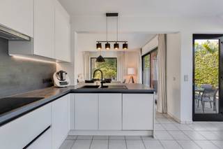 Op een gunstige locatie bevindt zich deze ruime gezinswoning, oorspronkelijk gebouwd in 1987 en grondig gerenoveerd in 2005. Dankzij haar bewoonbare oppervlakte van maar liefst 250 m², gecombineerd met een perceeloppervlakte van 666 m², biedt deze woning alle ruimte voor comfortabel wonen.Binnenin geniet u van een lichtrijke en praktische indeling met vier ruime slaapkamers, waardoor deze woning uitermate geschikt is voor gezinnen of wie extra ruimte wenst voor een bureau, hobbykamer of logeerkamer. Daarnaast beschikt de woning over een garage en voldoende bergruimte.Buiten vormt de ruime tuin een absolute troef. Hier kunt u in alle rust genieten van het buitenleven, terwijl er tegelijkertijd voldoende plaats is voor spelende kinderen, tuinliefhebbers of gezellige momenten met familie en vrienden.De ligging is bijzonder interessant dankzij de vlotte verbinding naar het centrum van Roeselare en Rumbeke. Scholen, winkels, openbaar vervoer en diverse voorzieningen bevinden zich in de nabije omgeving. Bovendien bereikt u de E403 in slechts enkele minuten, wat zorgt voor een uitstekende bereikbaarheid.Indeling van dit alleenstaand huis te Rumbeke:Gelijkvloers- inkomhal met gastentoilet- woonkamer- open keuken- berging - garage met elektrische poortEerste verdieping:- nachthal- 4 slaapkamers- badkamerZolder- geïsoleerd- vlizo trapTroeven van het huis: - rustige ligging- ZW-gerichte tuin - recent gerenoveerd Bent u op zoek naar een ruime woning met een uitstekende ligging en tal van mogelijkheden? Dan is deze eigendom zeker een bezoek waard. Contacteer ons vandaag nog voor meer informatie of een bezichtiging.De eigendom wordt aangeboden via de Pre-sale formule. Van 22/06/2026 om 09:00 tot 27/06/2026 om 12:00 kan u de woning op afspraak komen bezichtigen en een bod uitbrengen. De vermelde prijs is een instelprijs. Voor meer info, gelieve contact op te nemen met de dossierverantwoordelijke.Dit pand is onderworpen aan de renovatieverplichting van de Vlaamse overheid voor residentiële gebouwen (behoudens bij sloop binnen 5 jaar na de aankoop). Consulteer voor meer informatie de website van het Vlaams Energie- en Klimaatagentschap via https://www.vlaanderen.be/een-woning-kopen/renovatieverplichting-voor-residentiele-gebouwenBestuursmaatregelen in het maatregelenregister: nee