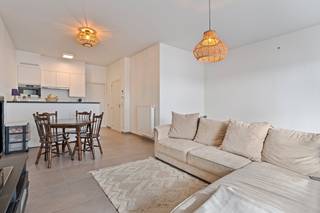Instapklaar, modern en met een uitzonderlijke troef die je zelden in het centrum vindt: dit recent volledig geschilderde appartement combineert comfort, ruimte en een verrassend grote privatieve tuin met terras.<br /><br />Bij het binnenkomen word je meteen verwelkomd door een aangenaam gevoel van licht en openheid. De leefruimte met open keuken vormt het kloppend hart van de woning en creëert een hedendaagse, comfortabele woonbeleving.<br /><br />Het appartement beschikt over twee volwaardige slaapkamers, een verzorgde badkamer met douche en wastafel, een afzonderlijk toilet en een praktische berging.<br /><br />Een absolute troef is de zonnige, onderhoudsvriendelijke privatieve tuin met ruim terras (56,35 m²). Hier geniet je in alle rust en volledige privacy van het buitenleven — een zeldzame luxe op deze centrale ligging.<br /><br />Met een bewoonbare oppervlakte van ca. 85 m² en een gebouw uit 2017, geniet je bovendien van moderne architectuur met hoge plafonds die het ruimtegevoel en de lichtinval extra versterken.<br /><br />Extra comfort is er met de mogelijkheid tot aankoop van een garagebox.<br /><br />De ligging in het hart van Roeselare maakt het plaatje compleet: winkels, voorzieningen en openbaar vervoer bevinden zich op wandelafstand, met bovendien een vlotte verbinding in en uit de stad.<br /><br />Kortom: een instapklaar appartement met tuin, licht en ruimte op een toplocatie — ideaal voor wie comfortabel en centraal wil wonen zonder in te boeten op buitenruimte.<br /><br />Bestuursmaatregelen in het maatregelenregister: nee