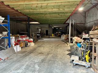 Welkom te Vossenkotstraat 38B te Sint-Niklaas. We vinden op de gelijkvloerse verdieping een doorrit naar het achtergelegen ruime magazijn van...