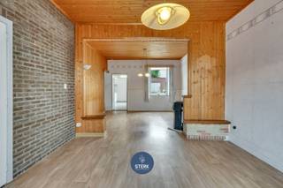 TE RENOVEREN GEZINSWONING OP EEN PERCEEL VAN 3A 90CA IN CENTRUM LANAKEN ! <br /><br />We vinden deze halfopen bebouwing met een bewoonbare oppervlakte van 118 m² terug op een perceel van 3a 90ca in Lanaken. <br /><br />Voor meer informatie, neem zeker een kijkje op onze website via de volgende link:<br />https://www.sterkvastgoedmakelaars.be/detail/te-koop-woning-lanaken/7659505?dosearch=True&flowstatus=ForSale,ForSaleReserved,ForSaleWithBid,ToCompleteForSale,SoldUnderReserve,Sold&pageindex=1&pagesize=12&searchpage=ForSale&sortdirection=DESC&sortfield=pub_flowstatus&transactiontype=Sale