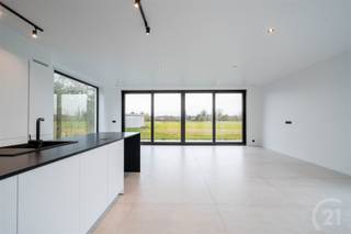 <p>2% registratie mogelijk!*</p><p>Deze prachtige nieuwbouwwoning bevindt zich langs een doorgaande weg met een snelle verbinding naar zowel Mechelen als Willebroek. Dankzij de centrale ligging woont u hier vlak bij alle belangrijke voorzieningen zoals supermarkten, scholen en andere dagelijkse benodigdheden.</p><p>Bij het betreden van de woning worden we ontvangen in een ruime inkomhal die leidt naar de lichte, open leefruimte. Dankzij de grote ramen geniet u hier de hele dag door van natuurlijk daglicht. De ideale plek om te ontspannen en tijd door te brengen met familie. Aansluitend bevindt zich de moderne open keuken, volledig uitgerust met kwalitatieve toestellen zoals een vaatwasser, oven, microgolf en kookplaat.</p><p>Op de eerste verdieping bevinden zich maar liefst vier ruime slaapkamers. Eén van deze kamers beschikt zelfs over een eigen, private toegang tot een douche. Daarnaast is er een stijlvolle, hedendaagse badkamer met een inloopdouche, ligbad, toilet en dubbele lavabo, comfort verzekerd.</p><p>Buiten ontdekt u een zeer ruime tuin, perfect voor ontspanning, tuinfeestjes of andere buitenactiviteiten. Aan de voorzijde biedt de brede oprit plaats aan meerdere wagens.</p><p>Woonuitbreidingsgebied, vergunning, Geen voorkooprecht, Geen dagvaarding, Verkavelingsvergunning<br />EPC A 41kwh/m2 jaar , 12025-G-OMV_20220053475/EP16633/A001/D01/SD001</p>