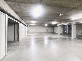 Uitstekend gelegen en ruime garagebox te koop in Middelkerke, Duinenweg 369b, residentie Atlantis III, vlakbij winkels, zeedijk en centrum!...