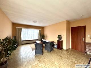 Dit ruime appartement van 120 vierkante meter is rustig gelegen in een gezellige woonwijk dichtbij het Papenhofpark. Dankzij deze ligging kan je genieten van het groen dichtbij en de rust maar heb je toch een vlotte verbinding naar de R6, binnenring en Nekkerspoel. <br /><br />Het appartement ligt op de eerste verdieping en heeft naast een gezellige woonkamer, ook nog 2 zeer grote slaapkamers, een badkamer met ligbad en lavabo, een keuken voorzien van spoelbak en dampkap, een groot terras, een garage en een kelder. Dit zorgt voor zeer veel extra opbergruimte en geeft veel mogelijkheden. Dankzij de vele ramen in het pand is er natuurlijk licht in de woning. <br /><br />Er is een gemeenschappelijke kost van € 20,- per jaar voorzien, de meterstanden zijn individueel dus voor de nutsvoorzieningen dienen zelf contracten aangegaan te worden. De huurprijs komt met die gemeenschappelijke kost op € 910,-. Het appartement is vrij vanaf 1 april maar eventueel bij akkoord met de huidige huurder kan dit eventueel vroeger. <br />Indien je graag dit appartement wil bezoeken kan je jouw afspraak aanvragen via info@immosir.be!