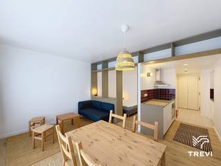 <p><strong>BRUSSEL – Ideaal gelegen aan de Ambiorixsquare, in het hart van de Europese wijk, op een steenworp van het Schumanplein, openbaar vervoer (metro, bus, trein) en winkels, schitterend appartement met slaaphoek van ±42m² bewoonbare oppervlakte gelegen op de 2e verdieping. Het appartement bestaat uit een inkomhal met inbouwkasten, een lichte leefruimte van ±13,5m², een halfopen uitgeruste keuken (oven, kookplaat, dampkap, koelkast/vriezer), een aparte slaaphoek van ±6,5m² en een douchekamer (douche, wastafel, toilet, wasmachine). Provisie voor lasten van 190€/maand (koud water, warm water, verwarming, gemeenschappelijke ruimten). EPC D+! Onmiddellijk beschikbaar. Afmetingen worden ter indicatie gegeven.</strong></p>
<p> </p>
<p><u>Op de 2<sup>e</sup> verdieping:</u></p>
<ul>
<li>Inkomhal met inbouwkasten</li>
<li>Leefruimte van ±13,5m² (4,39 x 3,1)</li>
<li>Halfopen uitgeruste keuken (oven, kookplaat, dampkap, koelkast/vriezer)</li>
<li>Slaaphoek van ±6,5m² (2,59 x 2,45)</li>
<li>Douchekamer (douche, wastafel, toilet, wasmachine)</li>
</ul>
<p> </p>
<p>Provisie voor lasten van 190€/maand (koud water, warm water, verwarming, gemeenschappelijke ruimten)</p>