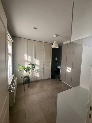 <p>Bent u op zoek naar een instapklare, smaakvol afgewerkte woning waar duurzaamheid, comfort en lichtinval centraal staan?</p><p>Deze prachtig afgewerkte thuis in Oostrozebeke biedt alles wat u zoekt. Gelegen in een rustige, residentiële omgeving, combineert dit vastgoed een vlotte bereikbaarheid met het comfort van een hoogwaardige woning.</p><p>Geniet u van een uitstekende ligging met scholen, openbaar vervoer, lokale handelszaken en sportfaciliteiten in de directe nabijheid.<br />Een perfecte uitvalsbasis voor wie houdt van een rustige woonomgeving, zonder in te boeten op een vlotte verbinding naar omliggende steden zoals Waregem, Kortrijk en Roeselare.</p><p>De woning bestaat uit een inkomhal, toilet, afzonderlijke bureauruimte met maatkasten en vestiaire, een lichtrijke leefruimte met eet-en zithoek, een volledig geïnstalleerde keuken voorzien van alle moderne toestellen, een aansluitend praktische was-en bergplaats.<br />Op de eerste verdieping bevinden zich 3 ruime slaapkamers (waarvan 1 met maatkasten), een luxueuze badkamer uitgerust met een douche, ligbad en een dubbel lavabomeubel, een afzonderlijk toilet.<br />Via de tweede trap bereikt U de volledig ingerichte zolder voorzien van maatkasten, met mogelijkheid om tot extra slaapkamers, bureau of hobbyruimte te maken.<br />Mooi aangelegde tuin met terras in blauwsteen, lounge en tuinberging.<br />Extra uitweg met parkeergelegenheid (carport) voor 2 wagens.</p>