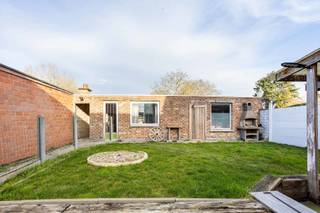 <p>TE KOOP IN HOFSTADE/AALST</p>
<p>Welkom in deze instapklare halfopen bebouwing gelegen in de Kuipersstraat 26 te Hofstade, een rustige en groene deelgemeente van Aalst. De woning bevindt zich op slechts 5 minuten van het stadscentrum, zowel met de fiets als met de wagen. Ook de oprit van de E40 bereik je vlot in amper 10 minuten, wat zorgt voor een uitstekende verbinding met onder andere Brussel en Gent.</p>
<p>De woning beschikt over een inpandige garage en een zeer grote tuin waar ook bijgebouwen staan met talloze mogelijkheden.</p>
<p>Via de inkomhal, kom je in de aangenaam en lichtrijke leefruimte. Aansluitend vind je een uitgeruste keuken, die uitkijkt op de prachtige tuin, een echte meerwaarde voor wie houdt van rust en groen. Verder beschikt de woning op het eerste verdiep over 3 volwaardige slaapkamers en een grote badkamer met alle comfort.</p>
<p>Het perceel heeft een totale oppervlakte van 595 m².</p>
<p>De EPC-score van de woning bedraagt C, waardoor geen renovatieverplichting van toepassing is. Kortom, deze woning combineert ruimte, rust en bereikbaarheid op een unieke manier.</p>
<p>Kom je graag zelf ontdekken wat deze eigendom allemaal te bieden heeft? Contacteer Laura op 0468151441 of mail naar laura.r@cornelis-goeman.be! !</p>