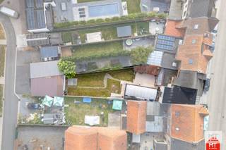 In het hart van Langemark, op wandelafstand van alle voorzieningen, vind je deze bijzonder ruime eigendom. Het pand bestaat uit een comfortabel woongedeelte, een inpandige <strong>opslagruimte van 87 m²</strong> en een <strong>dubbele garage</strong> van 55 m² met uitweg. Ben je op zoek naar een ruime woonst of wil je wonen en werken combineren? Dan is dit zeker iets voor jou!<br /><br /><strong>Indeling van het pand</strong>
<ul>
	<li>Gelijkvloerse verdieping: ruime inkomhal (8 m²), woon- en eetkamer met open keuken (45 m²). De keuken beschikt over een oven, kookplaat, dampkap, dubbele spoelbak en vaatwasser. Daarnaast is er ook nog een apart toilet.</li>
	<li>1ste verdieping: hal (5 m²), 2 slaapkamers (20 - 8 m²) en badkamer (8 m²) met enkelvoudige wastafel, douche en toilet. Boven de opslagruimte (bereikbaar vanuit de opslagruimte via een draaitrap of via de badkamer op het eerste verdiep) hebben we nog een polyvalente ruimte/extra slaapkamer van 60 m².</li>
	<li>2de verdieping: zolder (11 m²) met vaste trap.</li>
</ul>
<br /><strong>Kenmerken</strong>

<ul>
	<li>De woning beschikt over een zonnige tuin met uitweg via het OC.</li>
	<li>Er is een inpandige opslagruimte van +/- 87 m² met een aparte inkom.</li>
	<li>Dubbele garage van 55 m².</li>
	<li>Regenwaterput van 3.000 liter.</li>
</ul>
<br />Bij het isoleren van de daken en het vervangen van de polycarbonaatplaten/enkel glas voldoe je aan de renovatieplicht.<br /><br /><em>* Deze eigendom staat te koop met een vanafprijs van € 180.000. Elk bod vanaf deze prijs worden voorgelegd aan de eigenaar(s) die dit al dan niet aanvaarden. De initiële vraagprijs was € 205.000. *</em><br /><br />Interesse of een vrijblijvend bezoekje? Bel gerust naar Eden op 0470 43 78 21 of mail info@minthus.be