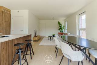 <b><u>HET PROJECT IS OPGELEVERD<br /></u></b><br />Ligging en omgeving: <br />In hartje Gavere langs de Onderstraat, op wandelafstand van de Gaverse Markt en omgeven door glooiend groen.<br />Ontdek uw toekomstige thuis in het mooie Gavere met zijn pittoreske Valeirfietsroute, het natuurgebied Kriephoek-Bolveerput en gezellige ondernemende bruisende centrum.<br />Zoekt u een gezellige, goed gelegen en tevens groene omgeving, weg van het drukke stadsleven maar ook niet te ver weg ? Dan is Gaverling iets voor u!<br /><br />Project en afwerking: <br />Gaverling is een nieuw te bouwen ontwikkeling met 6 kleinschalige gebouwen rond een groen binnengebied. <br />U vindt hier een boeiende diversiteit van betaalbare woningen en 1-, 2- en 3-slaapkamerappartementen. <br />Elke woonunit geniet bovendien van een aangename privé buitenruimte.<br />De appartementen en woningen zullen voldoen aan de BEN normering en worden afgewerkt met kwalitatieve tijdloze materialen<br />Hier wonen staat voor comfortabel en zuinig wonen.<br />De foto's van het interieur zijn van de modelappartementen.<br /><br />Voetgangers en fietsers krijgen hier absoluut voorrang, met de auto kan U terecht in de ondergrondse parking (mits meerprijs), waar ook een ruime fietsenberging voorzien wordt.<br /><br />!Dit project komt in aanmerking voor aankoop onder 6%btw op constructie indien de koper voldoet aan de voorwaarden!<br />Nieuw voor investeerders : het 6% BTW-tarief geldt nu ook voor aankopen die gedurende 15 jaar verhuurd worden (onder de toepasselijke wettelijke voorwaarden). Dat verlaagt de aankoopkost en kan uw netto-rendement aanzienlijk verbeteren.<br /><br />E-peil 30 - EPC: nog niet gekend. KI: nog niet gekend. <br /><br />Contacteer Anthony voor meer informatie 0488/14 62 77