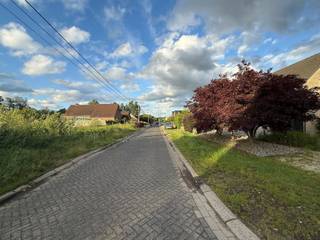 <span>Rustig gelegen perceel bouwgrond voor open bebouwing met een oppervlakte van 925 m².</span><br /><br /><span>De bouwgrond heeft een straatbreedte van 23,63 meter. Kadaster sectie C nummer 85R5.</span><br /><span>Meer info en bouwvoorschriften op aanvraag.</span><br /><br /><span>Extra info: lot 1 I open bebouwing I infoplicht: Gvg, Wg, Vv, Gvkr, Gmo I Watertoets: P- score: D I G-score: onbekend.</span>