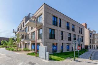 Deze lichtrijke, gloednieuwe handelsruimte van liefst 96,6m² is gelegen in residentie 'Thuis aan de Statie'. Het gaat om een erg mooie, future-proof residentie gelegen op een zeer commerciële ligging met grote zichtbaarheid.<br /><br />De passage en vlotte bereikbaarheid zijn een grote troef met een vlotte verbinding richting de E17 en de commerciële invalswegen richting Gent, Kortrijk en Gavere. Ook het openbaar vervoer is vlakbij gezien het station van Deinze op wandelafstand is gelegen.<br /><br />De handelsruimte wordt in casco toestand aangeboden zodat deze in samenspraak met de verhuurder volledig op maat van uw bedrijf kan worden afgewerkt.<br /><br />Daarnaast beschikt de residentie over een gemeenschappelijk daktuin waar je in alle rust kunnen genieten van de buitenlucht en het uitzicht.<br /><br />Kosten voor de gemeenschappelijke delen: €75/maand <br /><br />Benieuwd naar deze handelsruimte? <br />Maak een afspraak via hanna@landbergh.be of 09 225 25 24