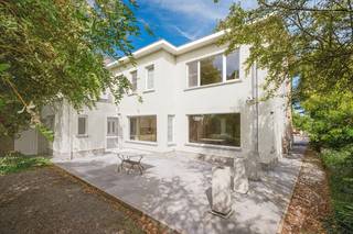 In de Kruisstraat in Zomergem wacht deze ruime lichtrijke gezinswoning op nieuwe eigenaars. Met een zuidwest gericht perceel van 627 m² geniet u hier van zon, licht en een groen gevoel dankzij de aangename tuin met zijn ruime terras. <br /><br />Binnenin ontdekt u een ruime bewoonbare oppervlakte van 235m² met een praktische indeling. Er zijn maar liefst 5 slaapkamers, waarvan één op het gelijkvloers – ideaal als extra kamer, hobbyruimte of bureau. Verder beschikt de woning over een ruime leefkeuken, een bijzonder lichtrijke leefruimte, een inpandige garage en een bureauruimte boven. Ook is er de mogelijkheid om een tweede badkamer op de verdieping te creëren, waardoor het huis perfect kan meegroeien met uw gezin.<br /><br />De ligging is zonder meer een troef: centraal in Zomergem, met vlotte verbindingen richting Gent, Eeklo en de omliggende gemeenten. Alle dagelijkse voorzieningen, scholen en winkels bevinden zich bovendien op korte afstand.<br /><br />Indeling:<br />- inkomhal<br />- slaapkamer/bureauruimte op gelijkvloers<br />- charmante leefruimte met open haard en zicht op de tuin<br />- royale leefkeuken met heel wat mogelijkheden voor een upgrade<br />- wasplaats/berging<br />- badkamer op gelijkvloers met ligbad en badkamermeubel<br />- apart toilet<br />- inpandige garage met opbergzolder<br />- nachthal<br />- 4 volwaardige slaapkamers op het verdiep<br />- bureauruimte boven<br />- berging<br />- ruim toilet met lavabo die makkelijk kan omgevormd worden tot extra badkamer<br />- mooie tuin met veel groen<br />- zeer ruim zuidwest gericht terras<br /><br />Bent u op zoek naar een ruime gezinswoning met potentieel op een uitstekende locatie? Dan is dit uw kans!<br />De woning is vrij bij akte.<br /><br />Contacteer ons snel voor een bezoek en laat u overtuigen door de mogelijkheden van dit pand!<br />09/377 31 77