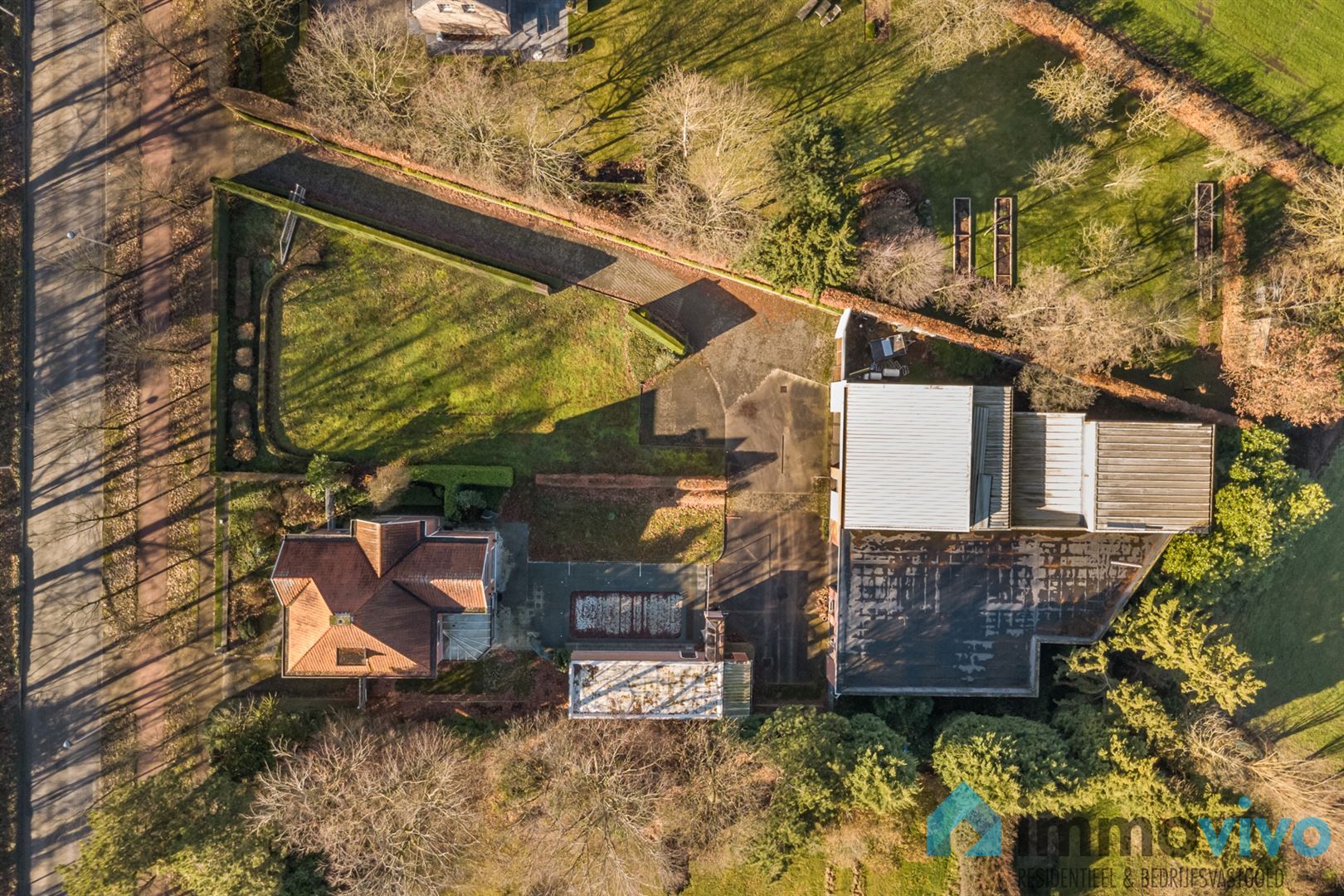 Ruime villa met garage en zwembad + bouwgrond + 2 magazijnen  - foto 2