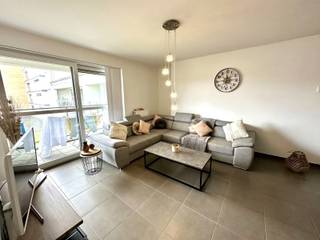 Zeer gunstig gelegen 2 slaapkamer appartement in de nabijheid van station, winkels, scholen en openbaar vervoer. Indeling: eerste...