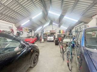 MORGAN'S REAL ESTATE presenteert u deze commerciële ruimte/atelier/werkplaats van 300m² in de buurt van Tour & Taxis. Achteraan bevindt zich op...