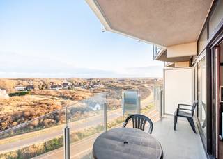 Zicht op de duinen, een zonnig terras en een rustige ligging,... Deze studio biedt u letterlijk het beste van het beste. Vanop de 7de verdieping...