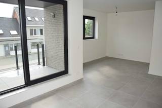 Fraai nieuwbouwappartement bestaande uit: inkomhal, apart toilet, leefruimte met aansluitend zonnig terras, open ingerichte keuken, berging/wasplaats, nachthal, 2 slaapkamers en badkamer met dubbele wastafel en inloopdouche.<br /><br />Er is tevens een overdekte autostaanplaats en een fietsenberging aanwezig!<br /><br />Erg energiezuinig appartement (E-peil 28) gebouwd volgens de laatste energienormen met o.a. zonnepanelen, vloerverwarming, extra isolerend glas, ...<br /><br />Huurprijs = € 790 + € 50 algemene onkosten (€ 840/maand)<br /><br />Lift in het gebouw!<br /><br />Contacteer ons kantoor voor meer info of een bezoek ter plaatse via 0470/883.731 of mail amber@immo-b.be!