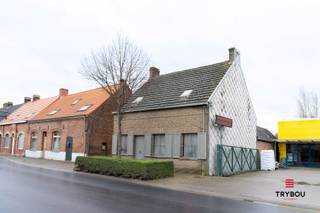 Goed gelegen woning met veel ruimte en mogelijkheden, op een boogscheut van de Markt van Houthulst.De woning bestaat uit:Gelijkvloers: ruime inkom -...