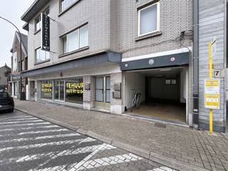 <p>Op een uitstekend zichtbare commerciële locatie in het centrum van Bree bevindt zich dit ruime handelspand met een totale oppervlakte van <strong>425 m²</strong>. Dankzij de strategische ligging en de grote visibiliteit biedt dit pand tal van mogelijkheden voor detailhandel, showroomactiviteiten, dienstverlening of andere commerciële doeleinden.</p>

<p>Het pand beschikt over:</p>

<ul><li><strong>3 ruime toonzalen/showrooms</strong></li><li><strong>Refter/personeelsruimte</strong></li><li><strong>Sanitaire voorzieningen voor personeel</strong></li><li><strong>Sanitaire voorzieningen voor klanten</strong></li><li><strong>Goederenlift </strong></li><li><strong>Opslagruimte</strong> voor stockage of archief</li></ul>

<p>De praktische indeling en de royale oppervlakte maken het pand geschikt voor diverse commerciële activiteiten. De centrale ligging zorgt bovendien voor een uitstekende bereikbaarheid en een maximale zichtbaarheid voor klanten en passanten.</p>

<h3>ONMIDDELLIJK BESCHIKBAAR</h3>

<p>Ben je op zoek naar een ruim handelspand en/of kantoorruimte op een prominente locatie om uw zaak verder uit te bouwen? Dan is dit pand zeker een bezoek waard.<br /><br />Graag in Bree willen (of blijven) ondernemen? Vraag je bezichtiging aan via ERA IMPACT. Jessica helpt je graag verder. </p>