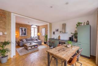 <p><strong>Welkom in deze uitstekend gerenoveerde appartement in hartje Antwerpen</strong></p><p>Dit aantrekkelijke appartement van 83m² combineert authentieke charm met modern comfort. Het pand bevindt zich in een historisch gebouw met karakteristieke bakstenen muren die u door het gehele interieur terugvindt, wat aan deze woning een unieke en warme sfeer geeft.</p><p><strong>Indeling en ruimten:</strong> Het appartement beschikt over twee ruime slaapkamers, elk voorzien van grote ramen die veel natuurlijk licht binnenlaten. De slaapkamers zijn afgewerkt met warm houtwerk en bieden veel opbergruimte dankzij de handige inbouwkasten. De woonkamer is een open, lichte ruimte met een aangename indeling, ideaal voor zowel ontspanning als entertaiment.</p><p><strong>Keuken:</strong> De gemoderniseerde keuken beschikt over een groene keukenblok met alle nodige apparatuur, inclusief een moderne afzuigkap. Dit ruime kookelement integreert perfect in de open woonruimte.</p><p><strong>Badkamer:</strong> De aangename badkamer is volledig vernieuwd met een zwarte douchewand, wastafel en moderne armaturen. Een haakse radiator zorgt voor comfort en stijl.</p><p><strong>Bijzonderheden:</strong> Het appartement beschikt over een praktische gangkast voor extra opbergruimte. De afwerking met parketvloeren, stijlvolle gordijnen en moderne accesoires maken deze woning direct inzetbaar en volledig klaar voor bewoning.</p><p><strong>Locatie:</strong> Gelegen in het levendige Antwerpen, dicht bij winkels, restaurants en openbaar vervoer. Een ideale keuze voor wie op zoek is naar een stijlvol en functioneel appartement in een bruisende omgeving.</p><p>Dit pand bestaat uit 13 appartementen en 3 ateliers waarvan reeds 60 procent is verkocht! </p><p>Rechtstreeks van eigenaar te koop.</p><p>Voor meer informatie of bij interesse kan u mij gerust contacteren op +32 456 83 87 68</p>