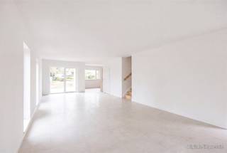 <p><span>Toekomstbestendig wonen of slim investeren: 14 zero-energy woningen in Wetteren</span></p><p><span> </span></p><p><span>Bent u op zoek naar een nieuwe, luxueuze thuis zonder renovatiezorgen, of naar een solide vastgoedinvestering met een sterk, toekomstbestendig rendement? In de Vennestraat te Wetteren vinden we een exclusief project van 14 hypermoderne eengezinswoningen (158–200 m², met 3 slaapkamers en inrichtbaar tot 5 slaapkamers, privétuin en een parking inbegrepen in de vermelde aankoopprijs met laadpaalvoorbereiding).</span></p><p><span> </span></p><p><span>Of u nu zelf de sleutel omdraait of de woning verhuurt: dit project is ontworpen om maximale waarde te leveren. De oplevering is al voorzien voor het </span><span>de herfst van 2026</span><span>.</span><span> De werf is volop in afwerking – kom de troeven live ontdekken.</span></p><p><span> </span></p><p><span>Waarom blijft dit project de slimste keuze, ook inclusief btw? </span></p><p><span>Concreet voorbeeld – Woning A1 (Simulatie op maat beschikbaar):</span></p><ul><li><span>Aankoopprijs:</span><span> € 520.339 (Incl. registratierechten en Btw)</span></li><li><span>Realistische huurwaarde (investeerder):</span><span> € 1450/ maand</span></li><li><span>Bruto rendement:</span><span> </span><span>3,35%</span><span> (met een verwacht scenario van </span><span>2,5% waardestijging</span><span> per jaar)</span></li><li><span>(</span><span>Opmerking: Dit betreft een indicatieve simulatie, geen gegarandeerd rendement.)</span></li></ul><p><span>1. Als Eigen Bewoner: Maximaal comfort en absolute zekerheid</span></p><p><span>Verhuizen naar de Vennestraat betekent kiezen voor een autoluwe, groene site waar kinderen veilig spelen. U geniet van grote, lichte leefruimtes, een high-end moderne keuken en een volledig aangelegde privétuin. Dankzij de </span><span>A++ energieprestatie (E0)</span><span> met geothermische warmtepomp, vloerverwarming, ventilatie D, airco en zonnepanelen bent u volledig beschermd tegen schommelende energieprijzen. Winkels, scholen en de verbindingen naar Gent/Brussel (E40/E17) liggen vlakbij.</span></p><p><span> </span></p><p><span>2. Als Investeerder: Hoogwaardig patrimonium zonder exploitatiezorgen</span></p><p><span>Dit project beantwoordt perfect aan de enorme vraag van kapitaalkrachtige huurders (jonge tweeverdieners, gezinnen en expats die rond Gent of de as Aalst/Dendermonde werken). Omdat de woningen splinternieuw en hyper-efficiënt zijn, heeft u de komende decennia </span><span>nul omkijken naar onderhoud of energetische updates</span><span>. Bovendien biedt Immo Zone een </span><span>volledige verhuurservice inclusief eerste-verhuur-garantie</span><span>. U koopt hier geen stenen, u koopt renderend gemak.</span></p><p><span> </span></p><p><span>Voor meer informatie contacteer Quinten van Immo Zone op 0485/02.48.04 of per mail quinten@immo-zone.be</span></p><p><span> </span></p>