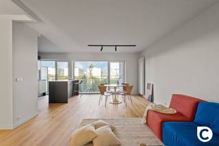 <p><span>Gerenoveerd 2-slaapkamerappartement met 2 terrassen en gunstig EPC</span></p><p><span>Dit verzorgd 2-slaapkamerappartement bevindt zich op de zesde verdieping van een goed onderhouden gebouw op een uitstekende locatie. Winkels, scholen, openbaar vervoer en parken bevinden zich op wandelafstand, terwijl u dankzij de nabijheid van de belangrijkste invalswegen vlot richting Antwerpen, Mechelen en Brussel rijdt. Het appartement werd on 2022 grondig vernieuwd en combineert een moderne uitstraling met een praktische indeling en veel natuurlijke lichtinval.</span></p><p><span> </span></p><p><span>Inkomhal</span></p><p><span>U betreedt het appartement via een inkomhal met ingemaakte vestiairekast en parlofoon. Van hieruit heeft u toegang tot alle vertrekken.</span></p><p><span> </span></p><p><span>Leefruimte & keuken</span></p><p><span>De leefruimte geniet van een aangename lichtinval dankzij de grote raampartijen aan de voorzijde. De parketvloer zorgt voor een warme en tijdloze uitstraling. Aansluitend bevindt zich de open keuken met eiland, uitgerust met alle hedendaagse toestellen en voorzien van voldoende werk- en opbergruimte. Ook aan praktisch comfort werd gedacht, met ingemaakte kasten waarin de aansluiting voor wasmachine en droogkast discreet werd geïntegreerd. Vanuit zowel de leefruimte als de keuken heeft u toegang tot het overdekte terras aan de voorzijde (ca. 9 m²), een aangename plek om te ontspannen.</span></p><p><span> </span></p><p><span>Slaapkamers & badkamer</span></p><p><span>Via de nachthal bereikt u de twee ruime slaapkamers (ca. 12 m² en 15 m²), rustig gelegen aan de achterzijde van het gebouw. Beide kamers geven rechtstreeks toegang tot het tweede terras. De badkamer is stijlvol afgewerkt en beschikt over een ruime inloopdouche, een elegant lavabomeubel en een handdoekradiator. Daarnaast is er een apart toilet aanwezig.</span></p><p><span> </span></p><p><span>Terrassen, kelder & autostaanplaats</span></p><p><span>Met een terras aan zowel de voor- als achterzijde geniet u op elk moment van de dag van zon of schaduw. Het terras achteraan (ca. 7 m²) vormt een rustige buitenruimte aansluitend aan de slaapkamers. Verder beschikt het appartement over een privatieve kelderberging. Een autostaanplaats is mee aan te kopen aan 9.500 euro.</span></p><p><span> </span></p><p><span>Extra troeven</span></p><p><span>- Gerenoveerd en instapklaar</span></p><p><span>- EPC-score 80 kWh/m² jaar</span></p><p><span>- Open keuken met eiland</span></p><p><span>- Twee ruime terrassen</span></p><p><span>- Autostaanplaats beschikbaar</span></p><p><span>- Uitstekende ligging nabij winkels, openbaar vervoer en invalswegen</span></p><p><span>- Mobiscore 9,7/10</span></p><p><span> </span></p><p><span>Een lichtrijk en comfortabel appartement met een moderne afwerking, twee terrassen en een uitstekende bereikbaarheid. Ideaal voor wie op zoek is naar een instapklare woonst op een centrale locatie.</span></p>