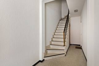 <p><span>Dit instapklaar appartement met twee slaapkamers bevindt zich in een kleinschalig gebouw met slechts drie entiteiten. Dankzij de combinatie van comfort, praktische voorzieningen en het ontbreken van gemeenschappelijke kosten is dit een interessante opportuniteit, zowel voor eigen bewoning als voor wie op zoek is naar een investering. </span></p><p><span> </span></p><p><span>Het appartement beschikt over een aangename leefruimte, twee slaapkamers, een afzonderlijk toilet en een aparte berging. Achteraan bevindt zich een gezellig terrasje, een fijne plek om even tot rust te komen.</span></p><p><span> </span></p><p><span> Ook op technisch vlak zijn er verschillende troeven. De verwarming gebeurt op aardgas via een hoogrendements-gascondensatieketel en de elektrische installatie is conform. Daarnaast wordt het dak volledig gerenoveerd en geïsoleerd, wat een belangrijke meerwaarde vormt voor het gebouw.</span></p><p><span> </span></p><p><span>Tot slot is er nog een privatieve kelderberging aanwezig, ideaal voor extra opslagruimte. </span></p><p><span> </span></p><p><span>Een veelzijdig appartement met tal van praktische troeven, zonder gemeenschappelijke kosten en geschikt als nieuwe thuis of als interessante investering! </span></p>